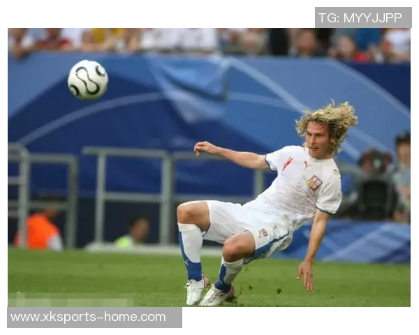 足球场上的脏辫球星展现风采 从发型到技术引领潮流 足球场上的脏辫球星展现风采 从发型到技术引领潮流